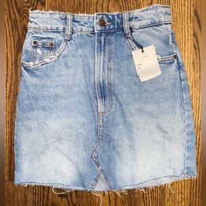 SIZE XS ZARA SKIRT BUT I WOULD SAY IT FITS LIKE A SMALL